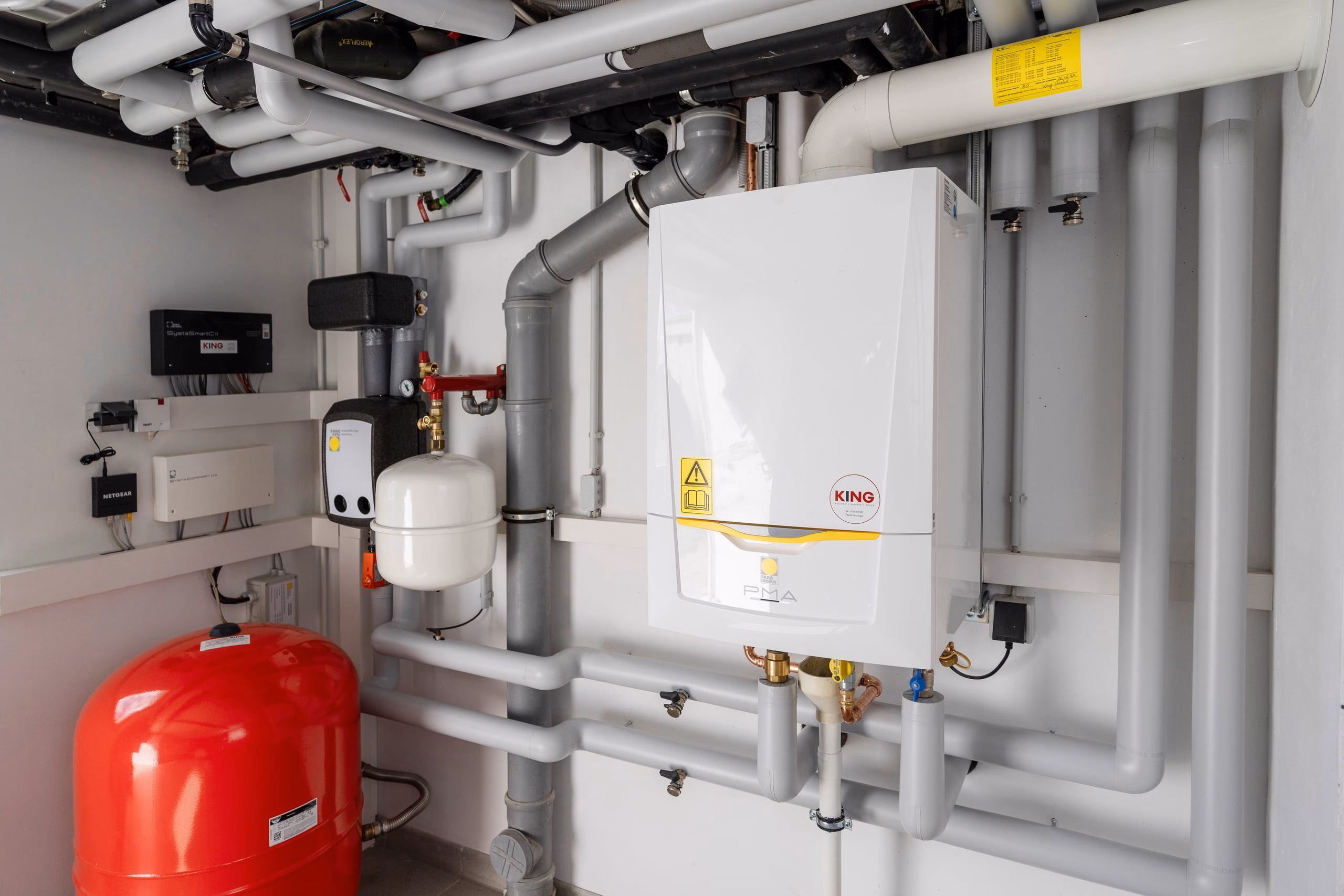 Installierte PMA Gastherme mit Rohrleitungen und Ausdehnungsgefäß im Technikraum