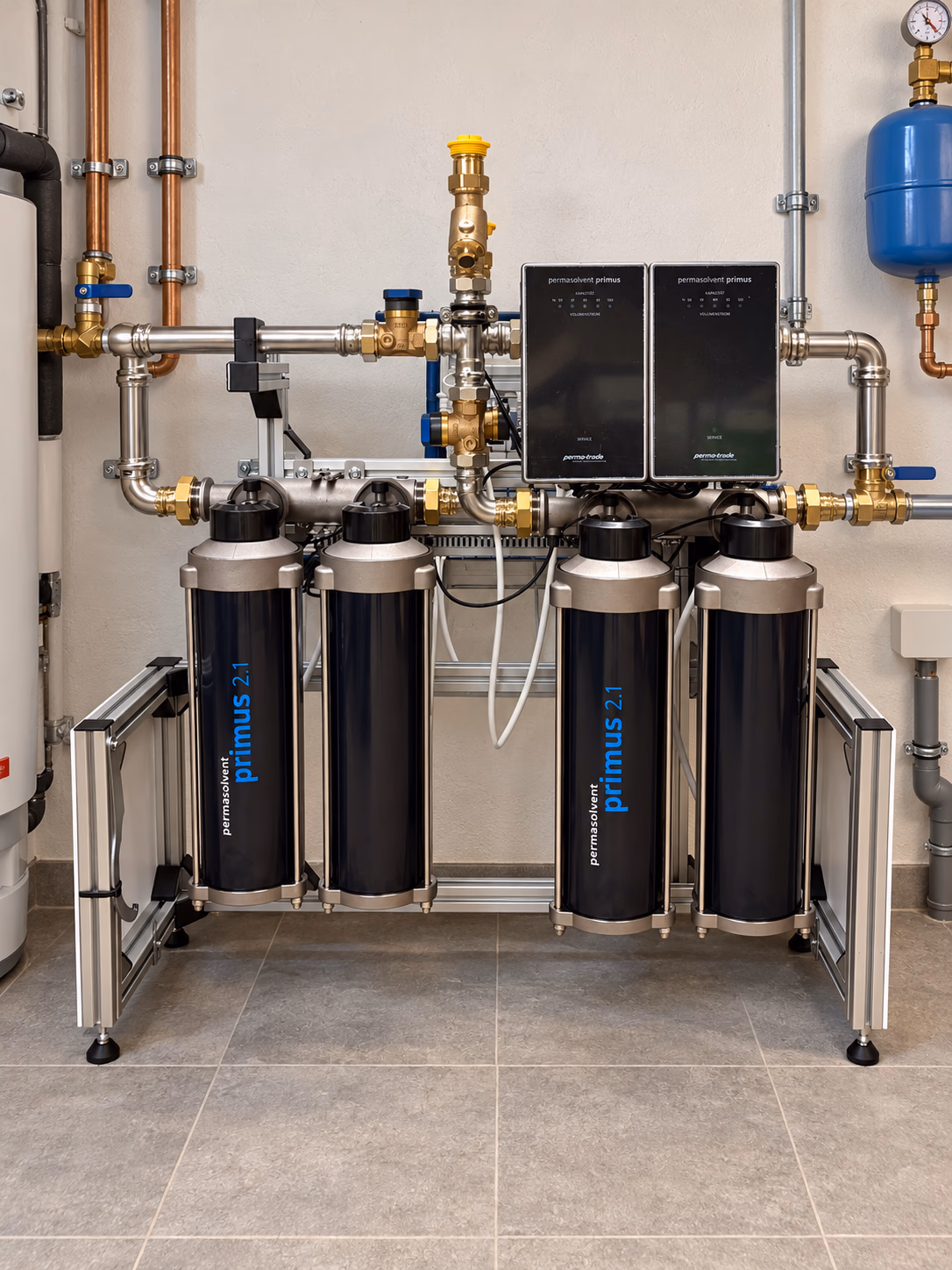 Permasolvent-Primus-Wasseraufbereitungsanlage mit vier Filterbehältern und Steuergeräten im Hauswirtschaftsraum